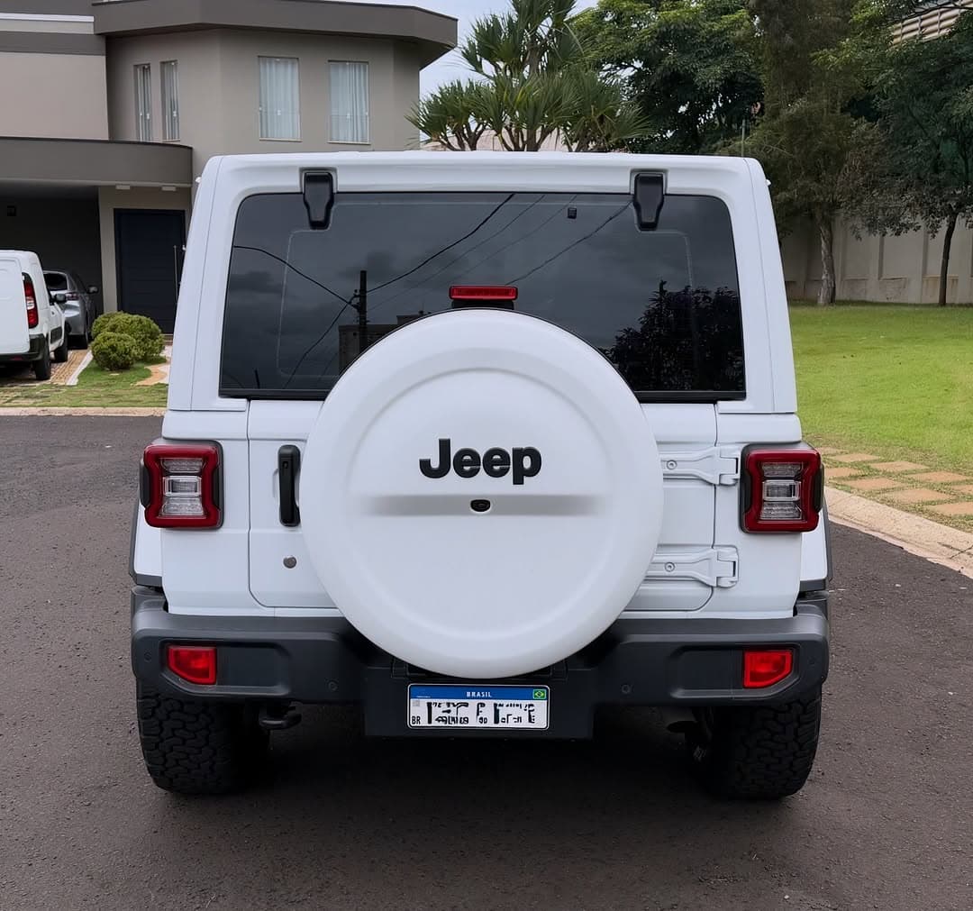 Jeep Wrangler Unlimited Sahara 4