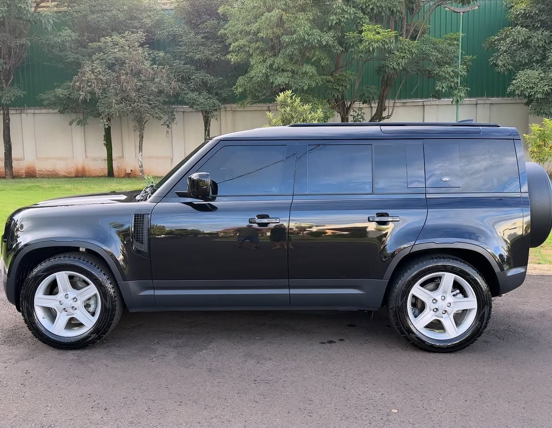 Land Rover Defender SE P300 3