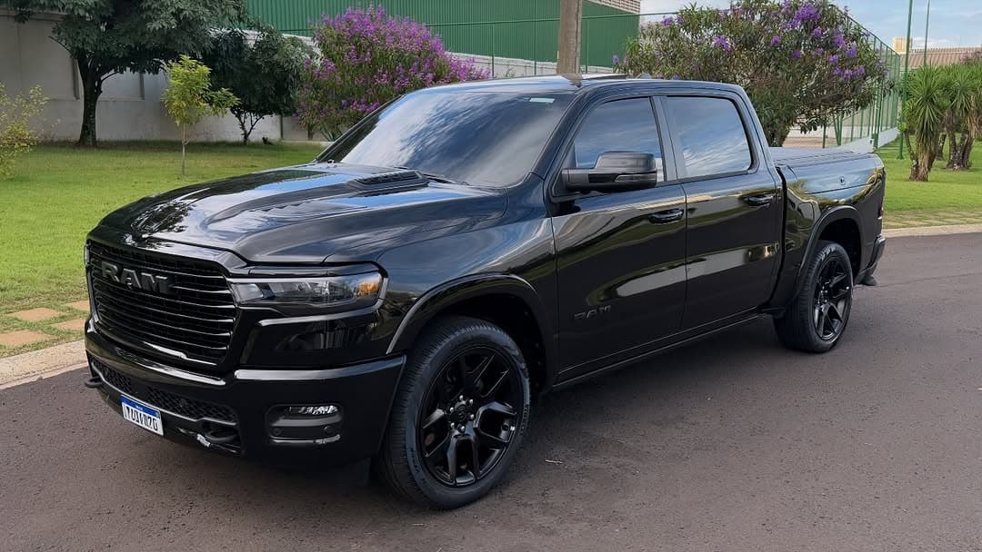 RAM 1500 Laramie Night Edition 2