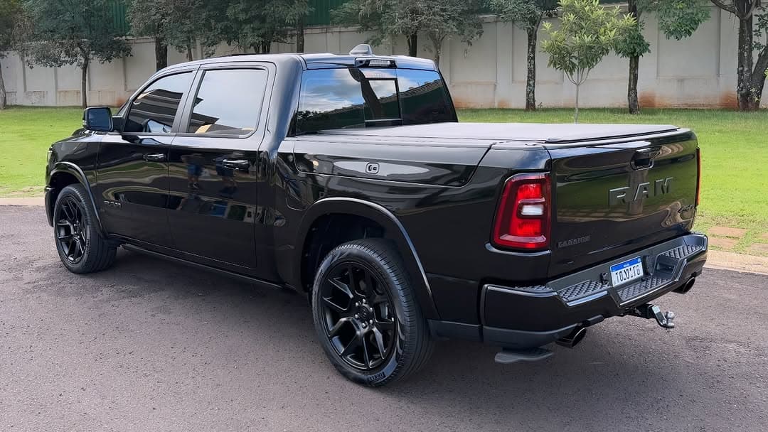 RAM 1500 Laramie Night Edition 4